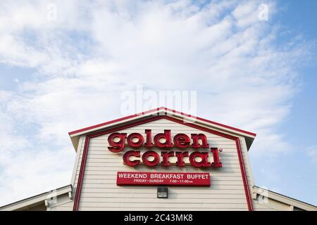 Un logo à l'extérieur d'un Golden Corral buffet & Grill à Hagerstown, Maryland, le 10 juin 2020. Banque D'Images