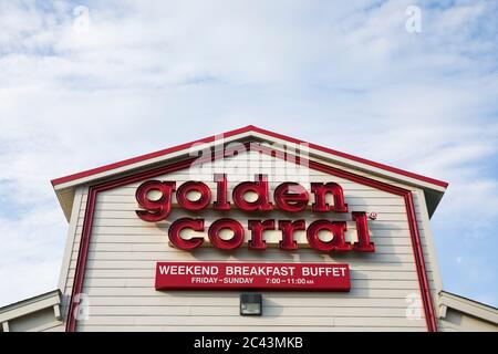 Un logo à l'extérieur d'un Golden Corral buffet & Grill à Hagerstown, Maryland, le 10 juin 2020. Banque D'Images