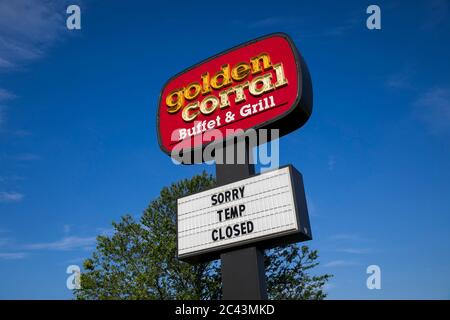 Un logo à l'extérieur d'un Golden Corral buffet & Grill à Hagerstown, Maryland, le 10 juin 2020. Banque D'Images