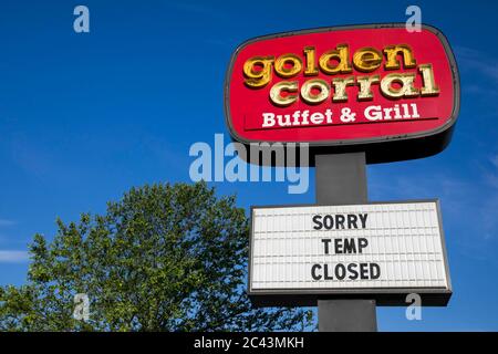 Un logo à l'extérieur d'un Golden Corral buffet & Grill à Hagerstown, Maryland, le 10 juin 2020. Banque D'Images