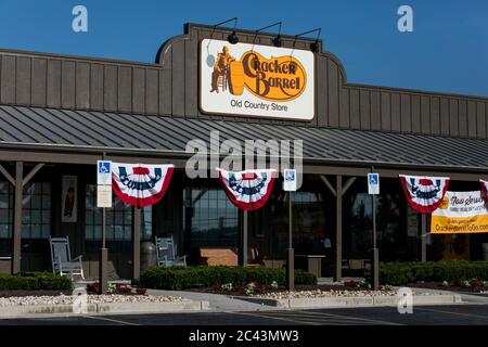 Un logo à l'extérieur d'un restaurant Cracker Barrel Old Country Store à Hagerstown, Maryland, le 10 juin 2020. Banque D'Images