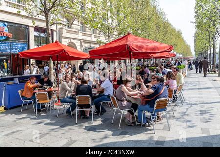 Café pavé sur les champs Elysées, Paris, France Banque D'Images