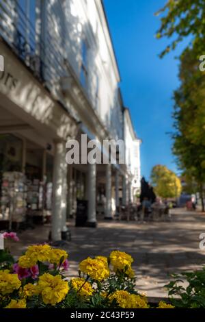 ROYAL TUNBRIDGE WELLS, KENT, Royaume-Uni - 15 SEPTEMBRE 2019 : vue sur les pantiles - une jolie colonnade géorgienne et maintenant une attraction touristique populaire Banque D'Images