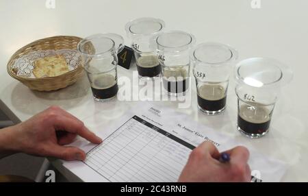 Le dégustateur Stephen Mulligan teste la qualité des lots de Guinness alors que la production s'accélère en vue de la réouverture des bars au Royaume-Uni et en Irlande à la brasserie St Jamen's Gate Guinness de Dublin. Banque D'Images