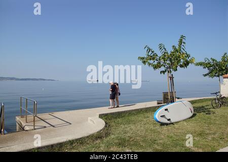 Ankaran, Slovénie septembre 15: Vue sur la mer Adriatique depuis le Camping Adria à Ankaran. Un homme et une femme regardant les bateaux vers le port de Koper. Banque D'Images