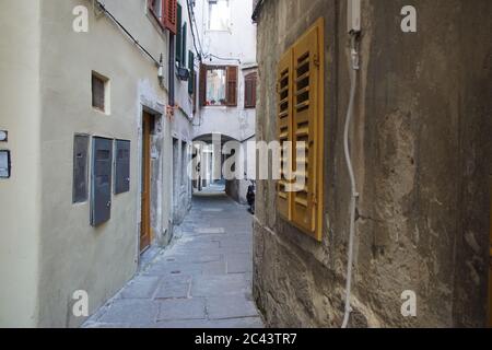 Une rue étroite dans la ville touristique de Piran. Slovénie. 19 septembre 2019 : Banque D'Images