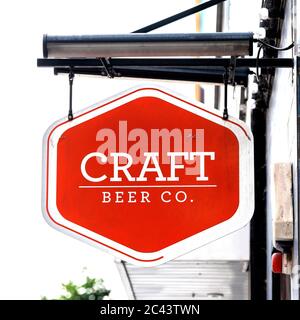 Londres, Royaume-Uni. 17 juin 2020. Un signe Craft Beer Co. Sur l'un de leurs pubs à Londres.le Premier ministre britannique Boris Johnson a annoncé que les bars et les pubs peuvent rouvrir à partir de juillet 4 comme restrictions de la facilité de verrouillage du coronavirus. Crédit : Dave Rushen/SOPA Images/ZUMA Wire/Alay Live News Banque D'Images