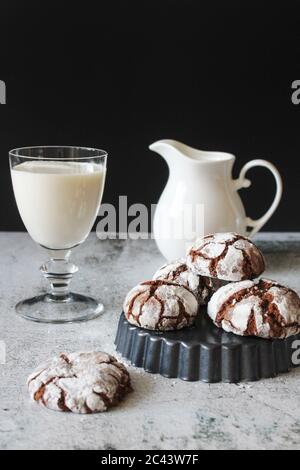 Table sucrée avec des biscuits au chocolat, du lait et du café faits maison Banque D'Images