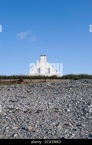 Toit d'une maison derrière une plage de galets, Saint-Brieuc, Bretagne, France Banque D'Images