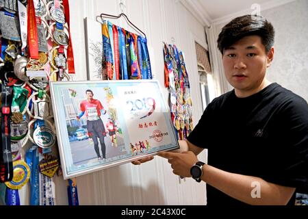 Huainan, Huainan, Chine. 24 juin 2020. Anhuià¯ÂμÅ'CHINA-He Shuai montre 61 MÉDAILLES de marathon et des certificats remportés par son père He Ming, un combattant du cancer, dans la ville de Huainan, province d'Anhui en Chine orientale, le 18 juin 2020. Il a dit qu'il voulait s'entraîner à partir de maintenant et finir 100 marathons pour son père.le 14 avril 2016, il s'est rendu à l'hôpital pour faire un contrôle et a été diagnostiqué avec un cancer du poumon avancé en raison de toux fréquente. Le médecin a dit qu'il avait moins de trois mois pour vivre. Après plus de 30 traitements de chimiothérapie, son fort désir de vivre et de forte volonté le maintenir pendant neuf mois. AF Banque D'Images