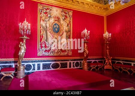 Versailles, France - 27 août 2019 : le salon Apollon, ou la salle du trône au château de Versailles. Banque D'Images