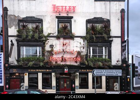 Extérieur de Britonss' protection, un pub dans le centre de Manchester. Angleterre, Royaume-Uni, avant la rénovation, lorsqu'elle était exploitée comme maison de Tetley, 2008 Banque D'Images