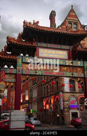 The Imperial Chinese Archway, Faulkner Street, Chinatown, Manchester, Angleterre, Royaume-Uni Banque D'Images