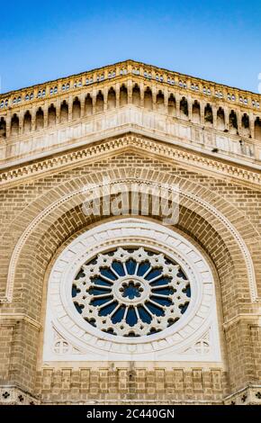 Cathédrale de San Pietro Apostolo, également connue sous le nom de Duomo Teti, par Paolo Teti, qui a donné sa richesse pour sa construction. Détail de la façade avec TH Banque D'Images