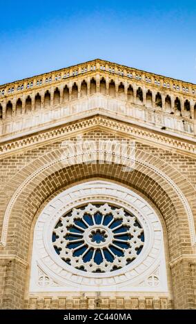 Cathédrale de San Pietro Apostolo, également connue sous le nom de Duomo Teti, par Paolo Teti, qui a donné sa richesse pour sa construction. Détail de la façade avec TH Banque D'Images