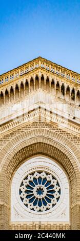 Cathédrale de San Pietro Apostolo, également connue sous le nom de Duomo Teti, par Paolo Teti, qui a donné sa richesse pour sa construction. Détail de la façade avec TH Banque D'Images