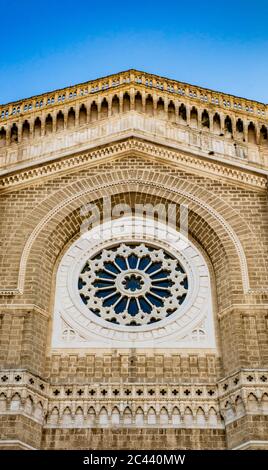 Cathédrale de San Pietro Apostolo, également connue sous le nom de Duomo Teti, par Paolo Teti, qui a donné sa richesse pour sa construction. Détail de la façade avec TH Banque D'Images