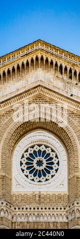 Cathédrale de San Pietro Apostolo, également connue sous le nom de Duomo Teti, par Paolo Teti, qui a donné sa richesse pour sa construction. Détail de la façade avec TH Banque D'Images