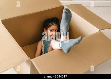 Portrait d'une petite fille à l'intérieur d'une boîte en carton Banque D'Images