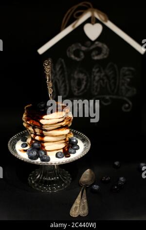 Crêpes aux myrtilles et sauce au chocolat Banque D'Images