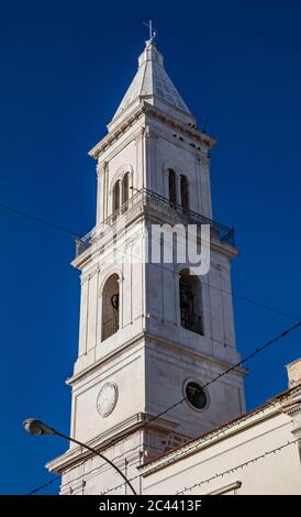 Clocher de l'église baroque de la Beata Vergine del Monte Carmelo, église carmin. Pierre blanche, fenêtre à plusieurs zones, cadran solaire, cloche, croix, arche. Ce Banque D'Images