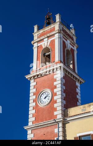 Tour d'horloge, rouge avec briques blanches. Le bâtiment date du XIXe siècle. Cloches sur le dessus. Cerignola, Puglia, Italie. Banque D'Images