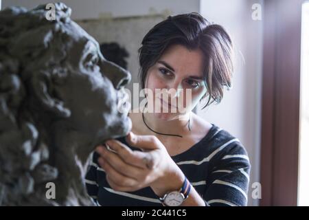 Une étudiante regarde le buste de la femme Banque D'Images