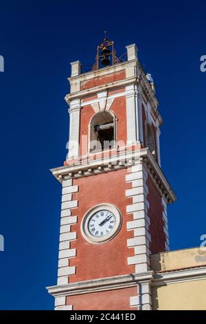 Tour d'horloge, rouge avec briques blanches. Le bâtiment date du XIXe siècle. Cloches sur le dessus. Cerignola, Puglia, Italie. Banque D'Images