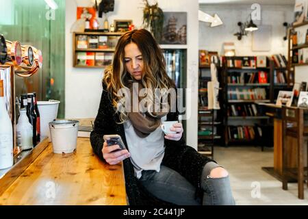 Woman working in coffee shop Banque D'Images