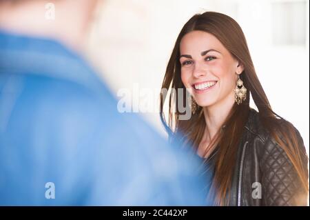 Bonne jeune femme regardant l'homme en ville Banque D'Images