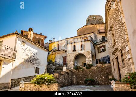 27 octobre 2019 - Cerro al Volturno, Isernia, Molise, Italie - UN aperçu de l'ancien village avec des maisons et des ruelles. Belles peintures murales artistiques. Le Banque D'Images