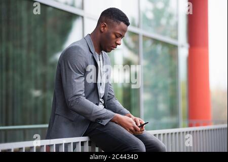 Businessman using smartphone Banque D'Images