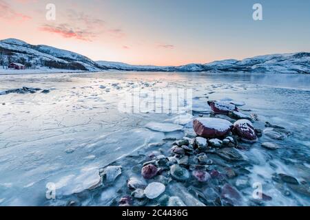 Paysage côtier en hiver avec fjord gelé Lakse, Lebesby, Norvège Banque D'Images