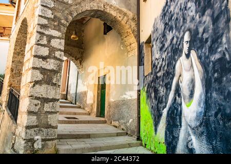 27 octobre 2019 - Cerro al Volturno, Isernia, Molise, Italie - UN aperçu de l'ancien village avec des maisons et des ruelles. Belles peintures murales artistiques. Le Banque D'Images