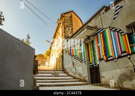 27 octobre 2019 - Cerro al Volturno, Isernia, Molise, Italie - UN aperçu de l'ancien village avec des maisons et des ruelles. Belles peintures murales artistiques. Le Banque D'Images