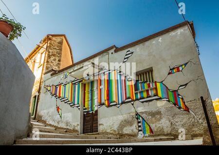 27 octobre 2019 - Cerro al Volturno, Isernia, Molise, Italie - UN aperçu de l'ancien village avec des maisons et des ruelles. Belles peintures murales artistiques. Le Banque D'Images
