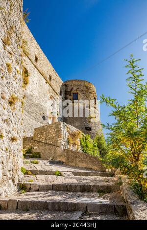 27 octobre 2019 - Cerro al Volturno, Isernia, Molise, Italie - une allée d'escaliers mène à l'entrée du château médiéval de Pandone. Le grand eston Banque D'Images