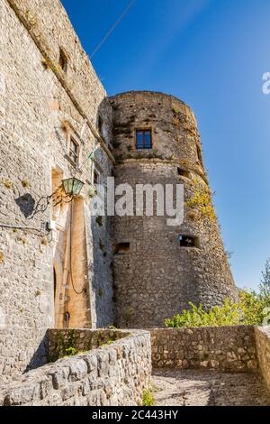 27 octobre 2019 - Cerro al Volturno, Isernia, Molise, Italie - une allée d'escaliers mène à l'entrée du château médiéval de Pandone. Le grand eston Banque D'Images