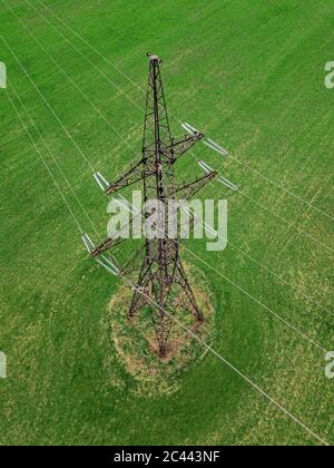 Russie, vue aérienne du pylône d'électricité dans le champ Banque D'Images