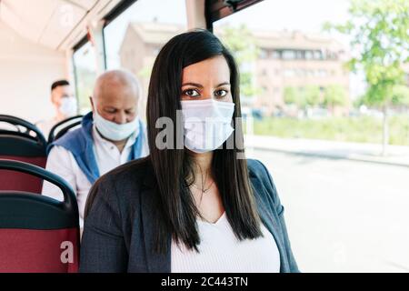 Portrait d'une femme portant un masque de protection dans un bus public, Espagne Banque D'Images