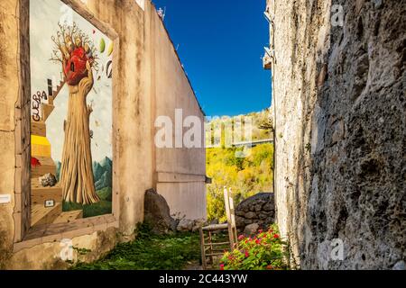 27 octobre 2019 - Cerro al Volturno, Isernia, Molise, Italie - UNE belle fresque de l'artiste Michele Fattore dans une ruelle étroite de l'ancien village Banque D'Images