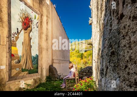 27 octobre 2019 - Cerro al Volturno, Isernia, Molise, Italie - UNE belle fresque de l'artiste Michele Fattore dans une ruelle du village. Texte : « le Banque D'Images