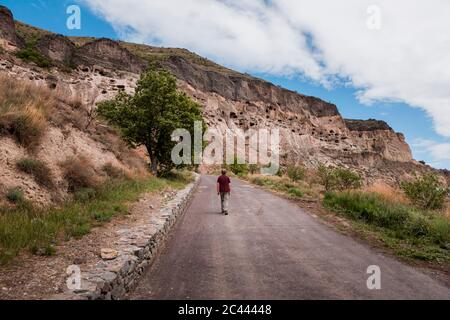 Géorgie, Samtskhe-Javakheti, Male, visite touristique le long d'une route vide menant au monastère de la grotte de Vardzia Banque D'Images