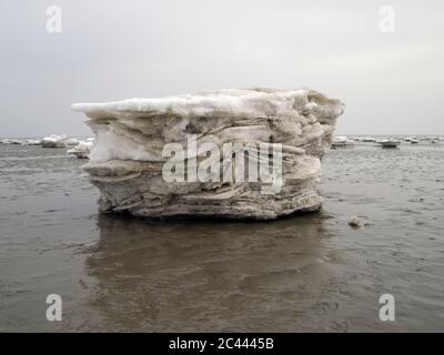 Bloc de glace sur la Langeness Hallig, Schleswig-Holstein, Allemagne Banque D'Images