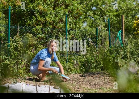 Femme travaillant dans le jardin Banque D'Images