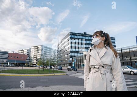 Femme portant un masque de marche dans la ville Banque D'Images