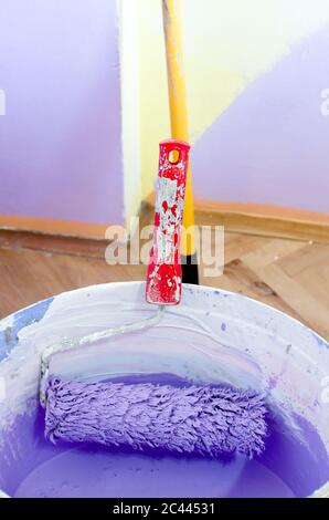 brosse rotative dans un corps en plastique blanc avec peinture violette, gros plan, dans un salon vide, image verticale Banque D'Images