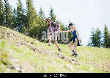 Couple de randonnée sur prairie en été, Wallberg, Bavière, Allemagne Banque D'Images