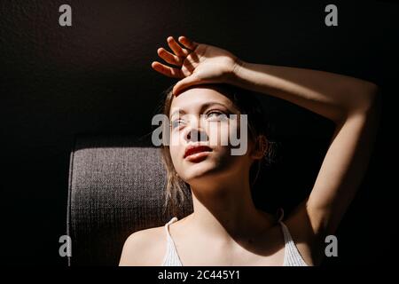 Vue en grand angle de la jeune femme attentionnés, allongé sur un canapé à la maison Banque D'Images