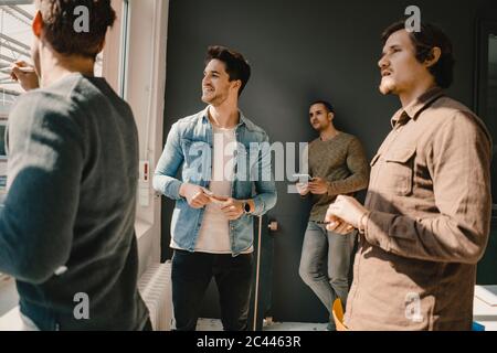 Jeunes entrepreneurs ayant une réunion dans leur entreprise de démarrage Banque D'Images